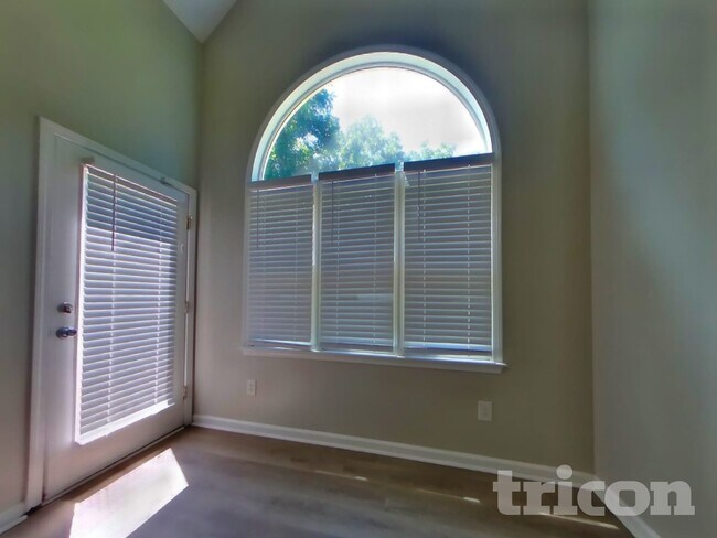 Building Photo - 1060 Middlebrooke Dr