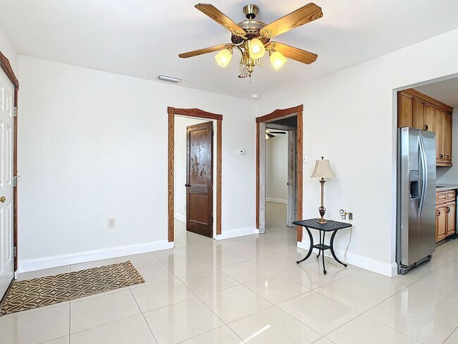Foto del edificio - Beautifully remodeled, 1,332-square foot 3 bedroom/ 2½ bath/ home
