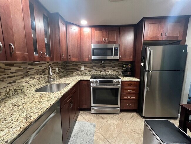 Building Photo - B5 Colonial Dr