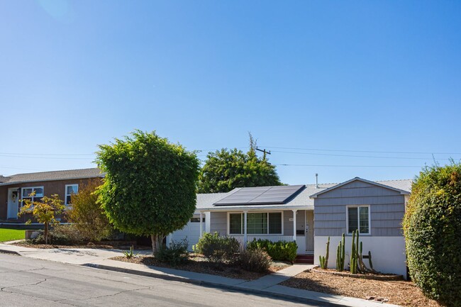 Foto del edificio - Traditional Home with Large Backyard!