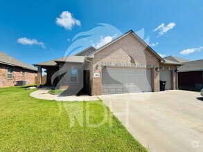 Building Photo - 924 N Creek Dr