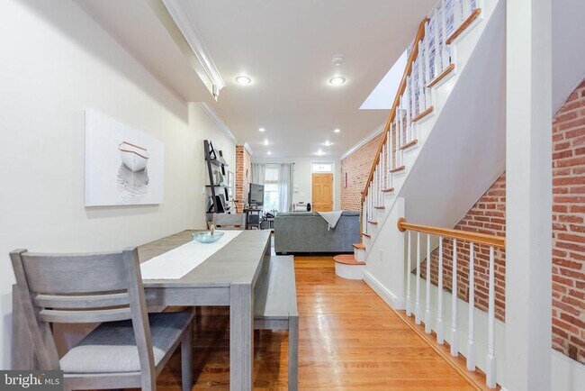 Building Photo - 927 S Kenwood Ave