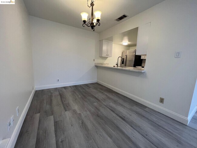 Foto del edificio - 5471 Roundtree Pl
