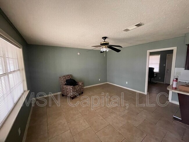 Building Photo - 1302 Plummer St