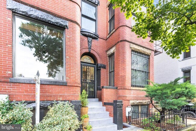 Foto del edificio - 908 Westminster St NW