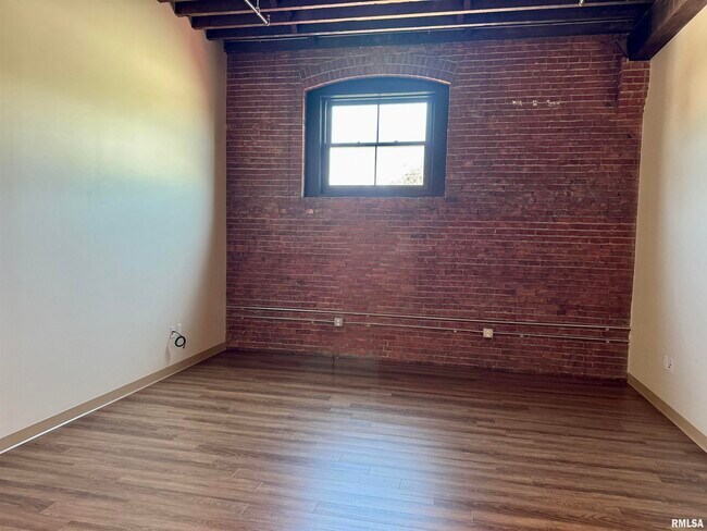 Building Photo - 511 Pershing Ave