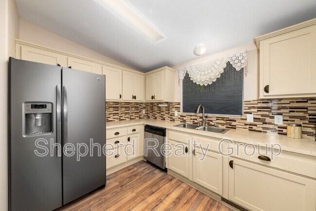 Foto del edificio - 1530 W Johnston Ave