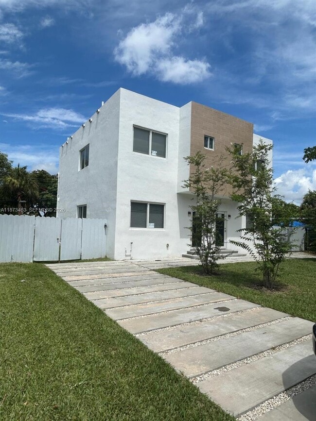 Building Photo - 723 NW 19th Ave