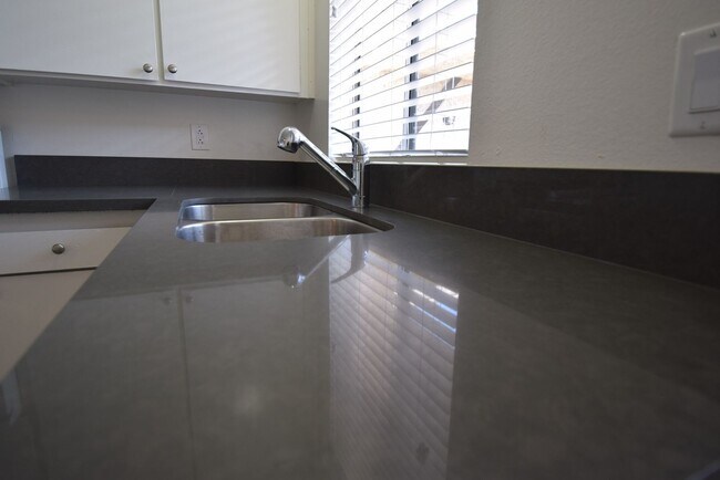 Foto del edificio - 24347 Newhall Ave