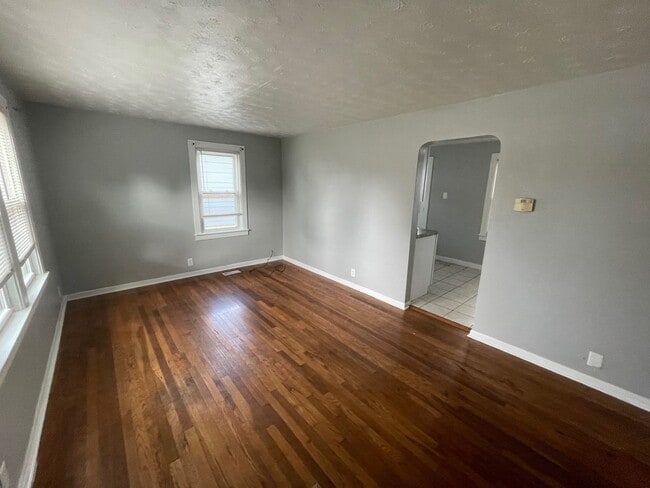 Building Photo - Remodeled 2 Bedroom House!