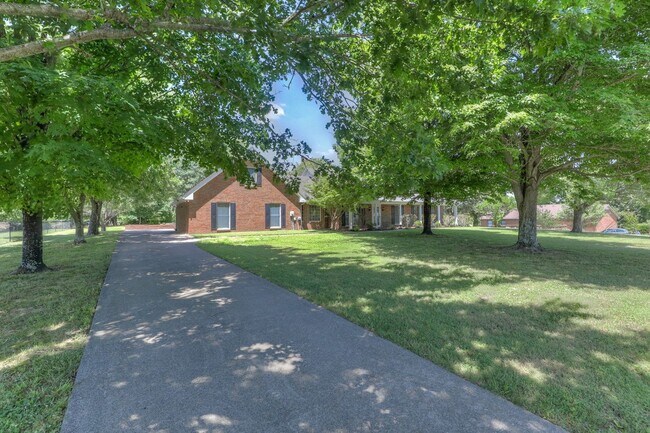 Building Photo - 2303 Friendship Dr