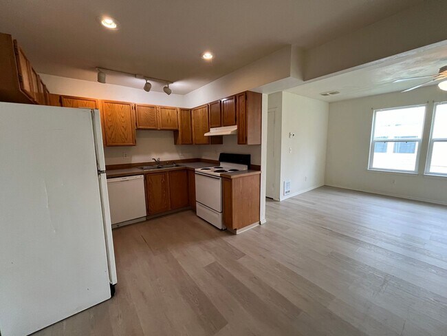 Building Photo - 4 Bed, 2 Bath Townhome-Style Duplex Near W...