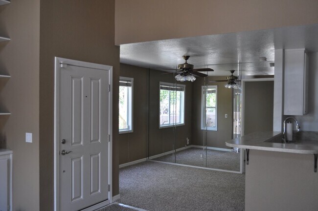 Foto del edificio - COMING SOON! Charming 2-Bedroom Upper Unit...