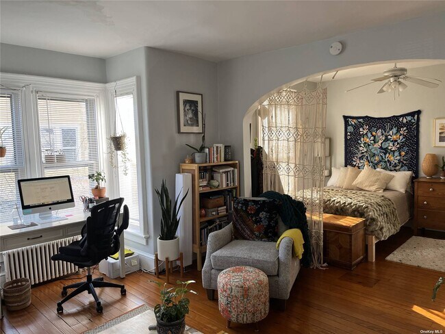 Foto del edificio - 71 W Neck Rd