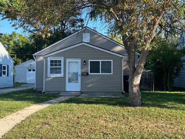 3 Bedroom, 1 bath home with detached 1 car... - 3 Bedroom, 1 bath home with detached 1 car...