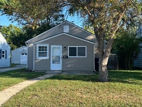 Building Photo - 1425 Oak Ct