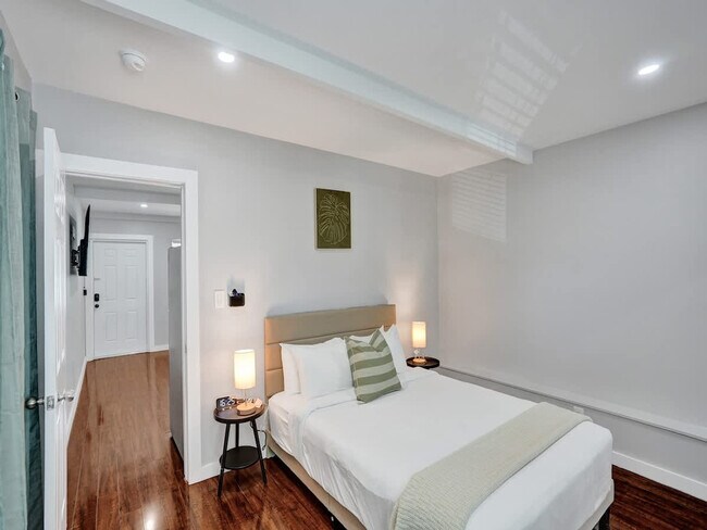 Foto del edificio - 906 N Riverside Dr