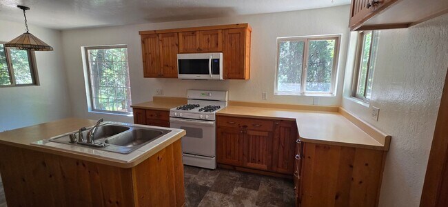 Foto del edificio - 3 bed 2 bath home surrounded by nature