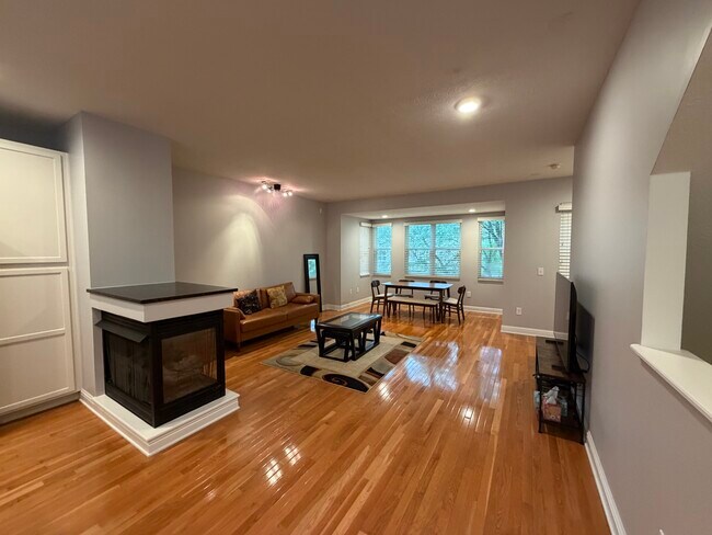 Building Photo - 1400 Lower Green Cir