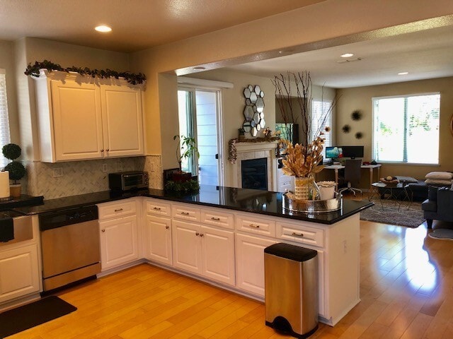 Foto del edificio - Beautifully updated, tri- level 4 Bd/2.5 B...