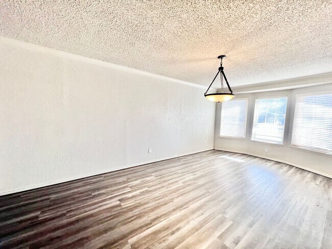 Foto del edificio - Beautiful spacious brick home! Must see!