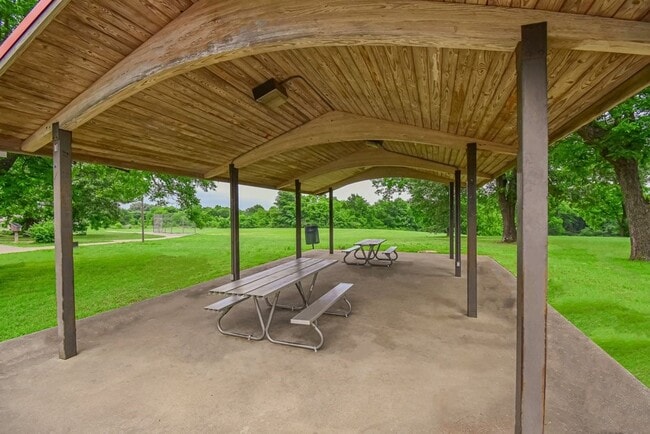 Building Photo - 1220 Heritage Dr