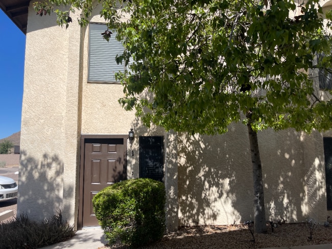 Building Photo - 2432 E Tracy Ln