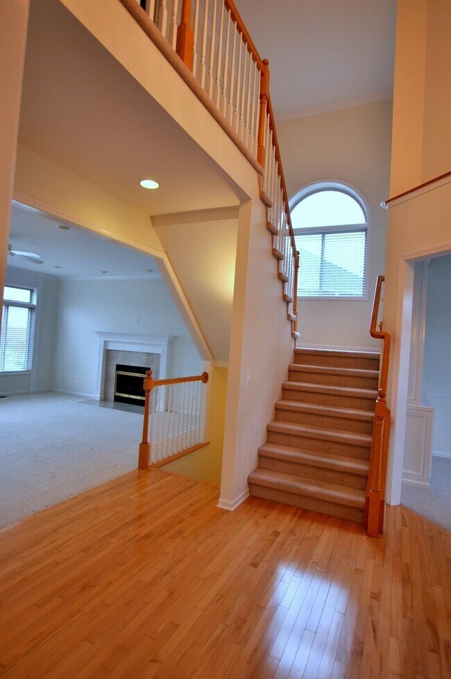 Building Photo - 301 Fairways Ln