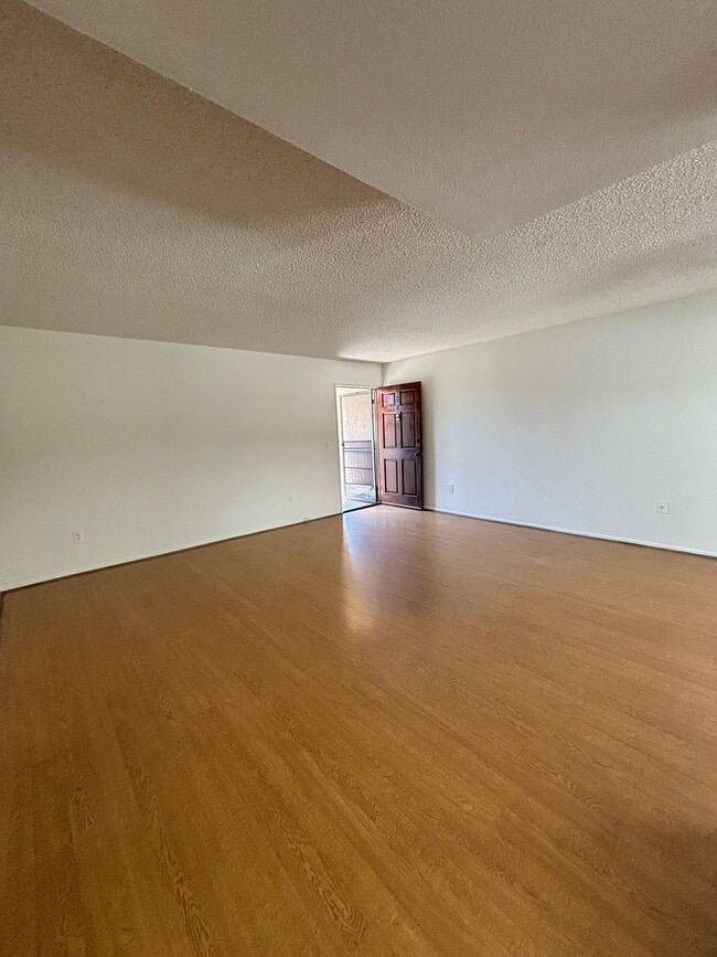 Interior Photo - Orange Grove, 1232-1234