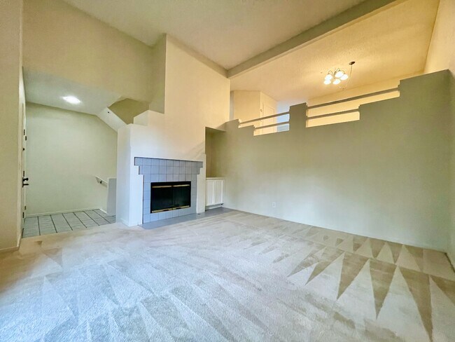 Building Photo - 47 E Court Ln
