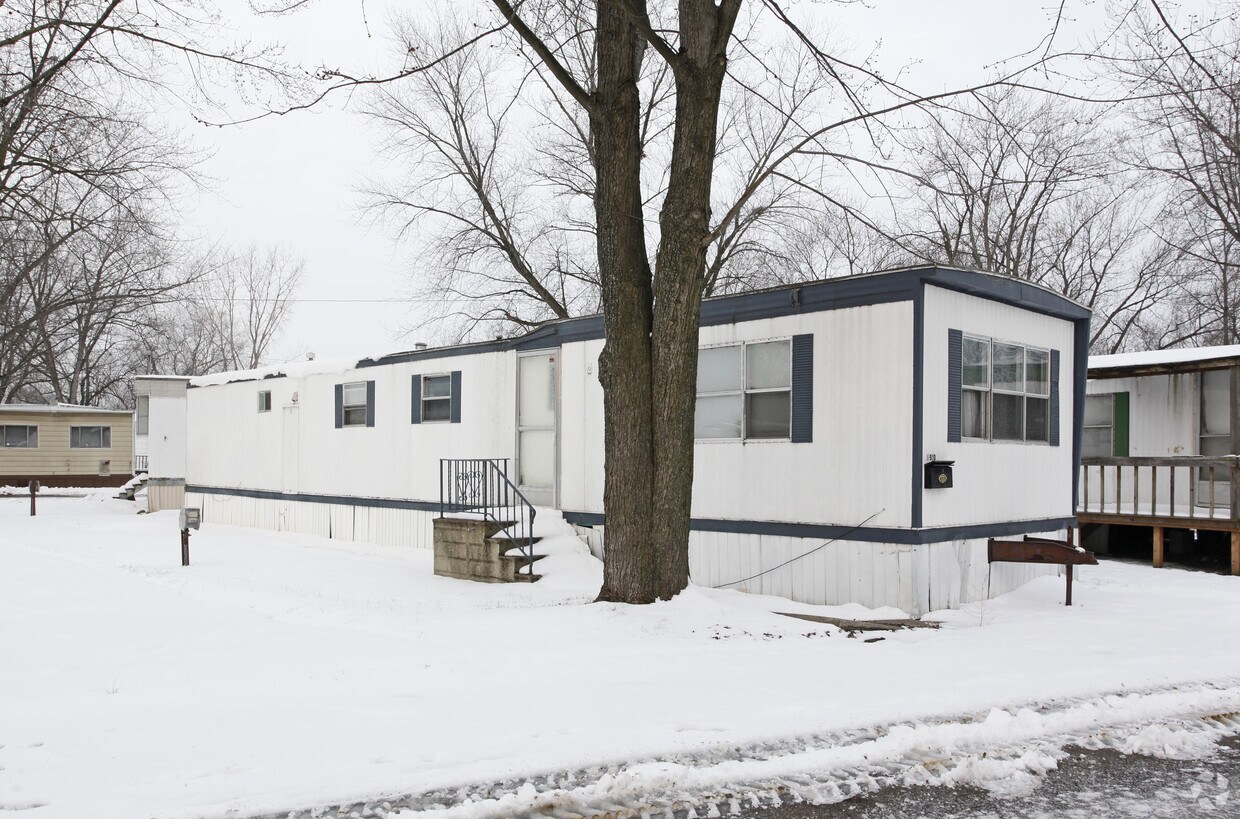 Royal Village Trailer Court Apartments in Romulus, MI
