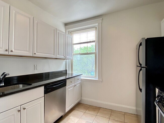 Building Photo - Nicely renovated top floor unit near Cleveland Circle!
