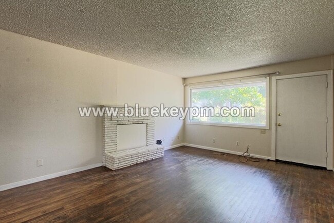 Building Photo - 2 Bed, 1 Bath Duplex Unit in Rose Village
