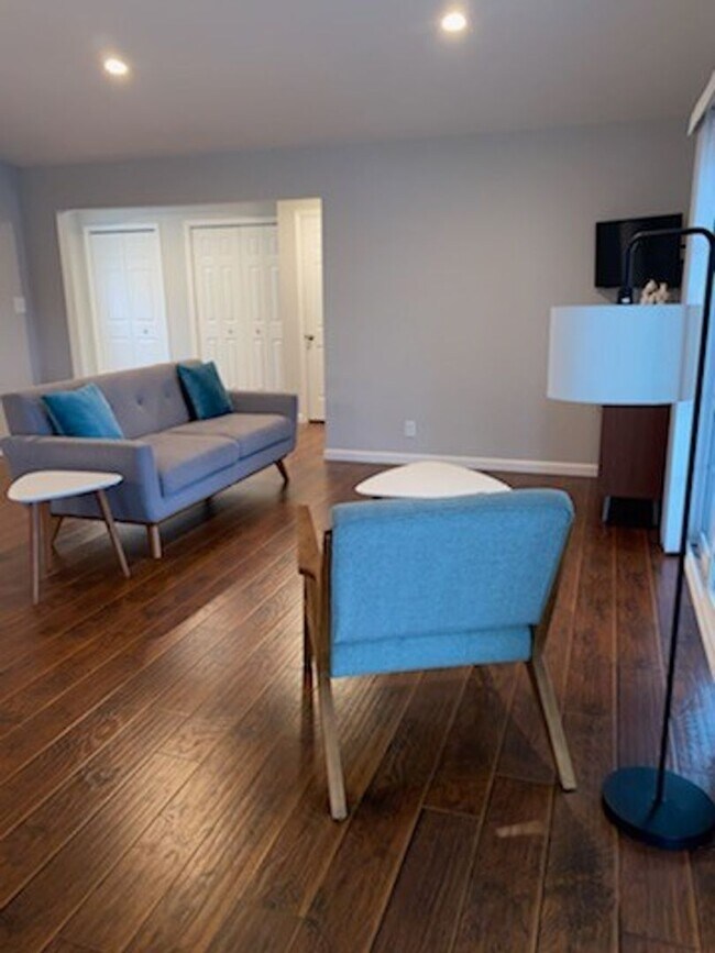 Foto del edificio - Three Bedroom Two Bath Waterfront Cottage