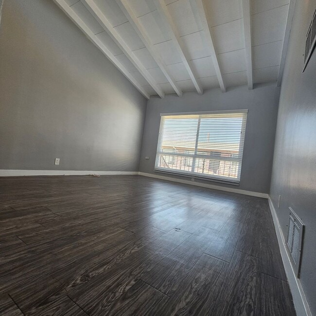 Building Photo - Beautiful Spacious 1 Bed/1 Bath Apartment ...