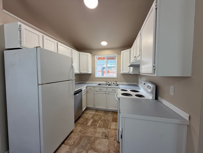 Building Photo - Charming Updated Cottage in the Heart of M...