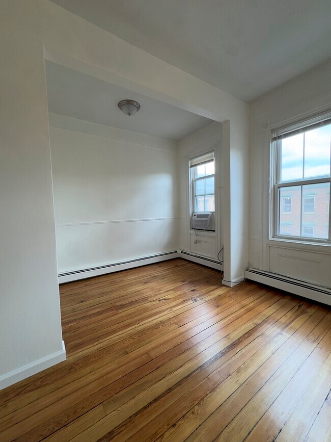 Building Photo - 354 7th St