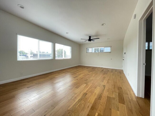 Fotografía del edificio - 7855 W Manchester Ave