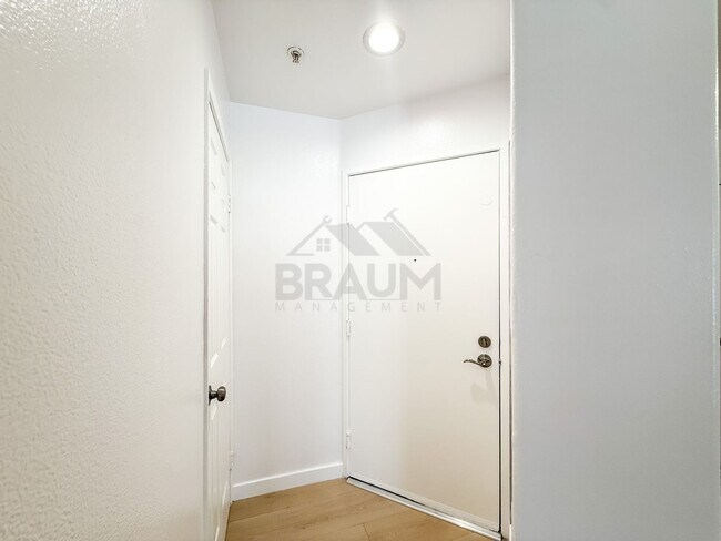 Foto del edificio - 7323 Winnetka Ave