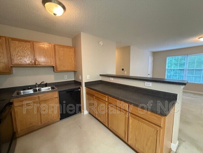 Building Photo - 1840 Crest Hollow Dr