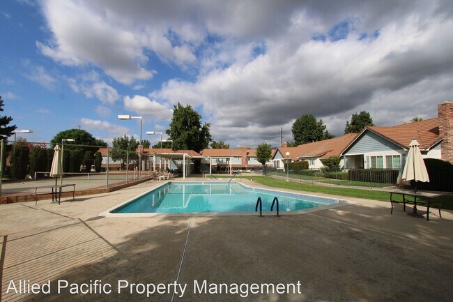 Building Photo - 3 br, 2.5 bath House - 40 Dearborn Circle