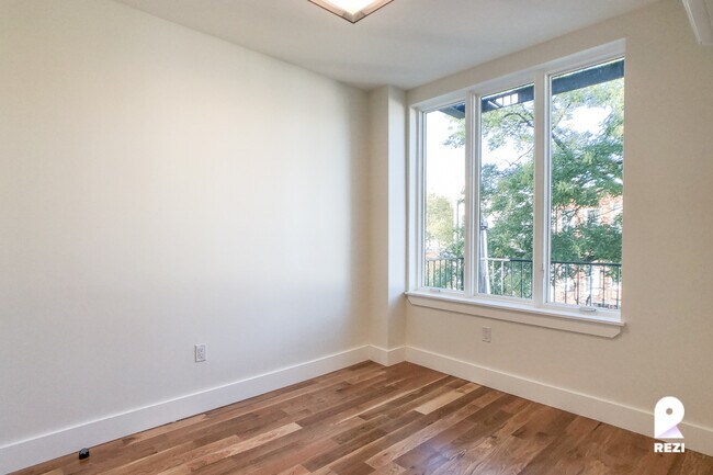 Building Photo - 535 Grand St
