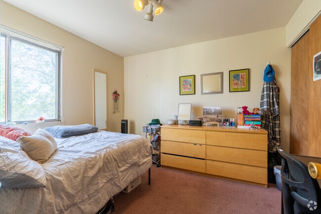 2BR, 1BA - 900SF - Bedroom 2 - 813 S Main St