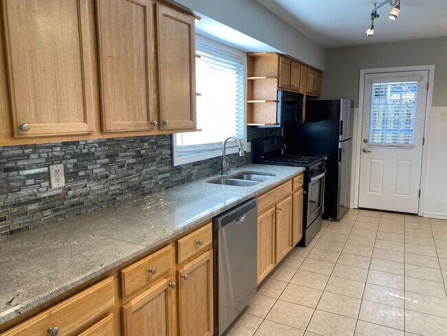 Building Photo - Must See Two Bedroom Home!