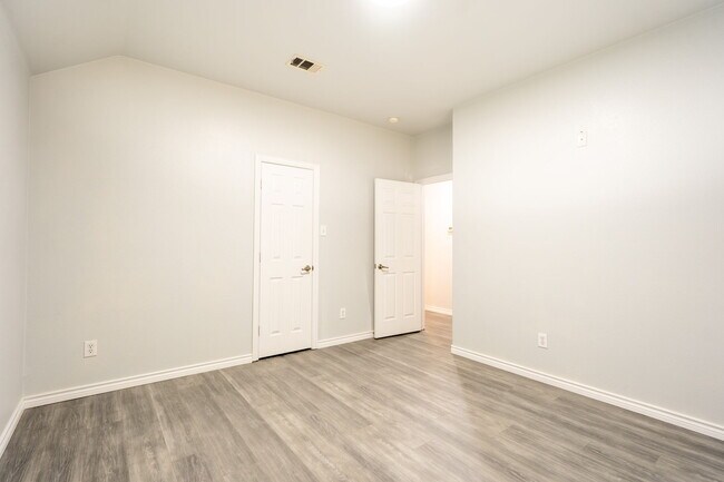 Building Photo - 2110 Danbury Dr