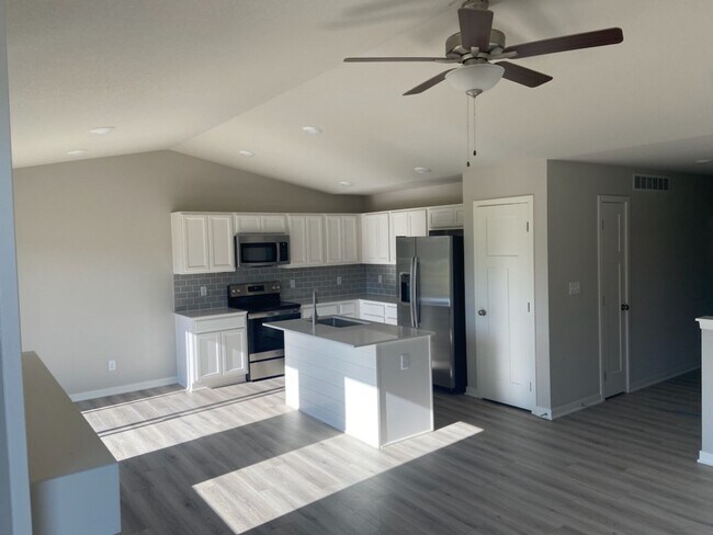 Foto del edificio - Luxury Newer Construction Home with Attach...