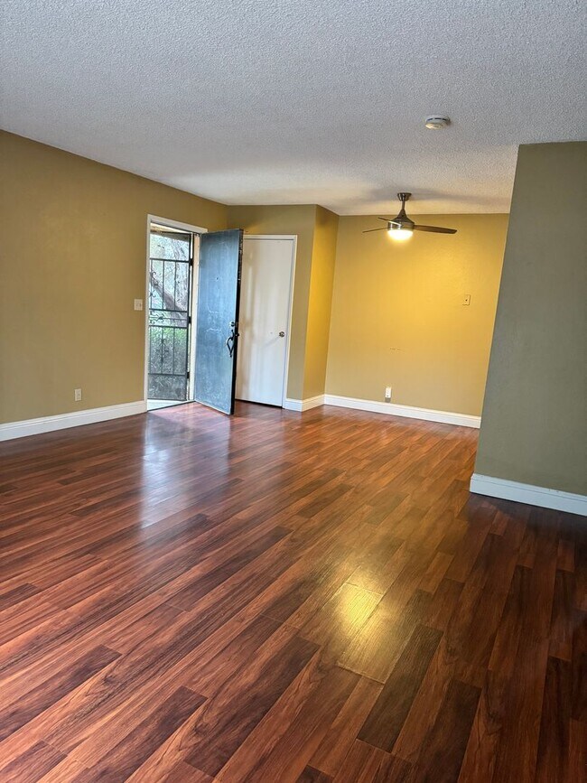 Building Photo - 4814 E Rialto Ave