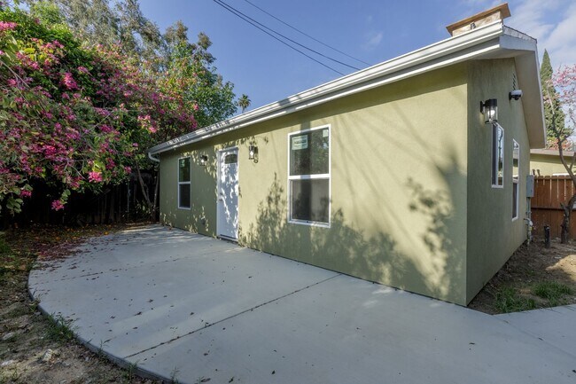 Foto del edificio - Wonderful Winnetka 2BR 1BA Cul-de-Sac Back...