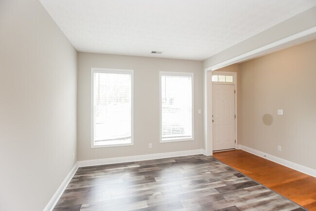 Foto del edificio - 7038 Hillcrest Chase Ln
