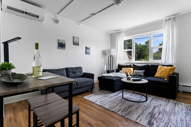 Building Photo - Beautiful 1 Bedroom 1 Bathroom Unit available!